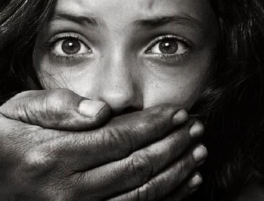 42χρονος ασελγούσε σε ανήλικη: «Άναβε» όταν η κόρη του έκανε δουλειές στο σπίτι